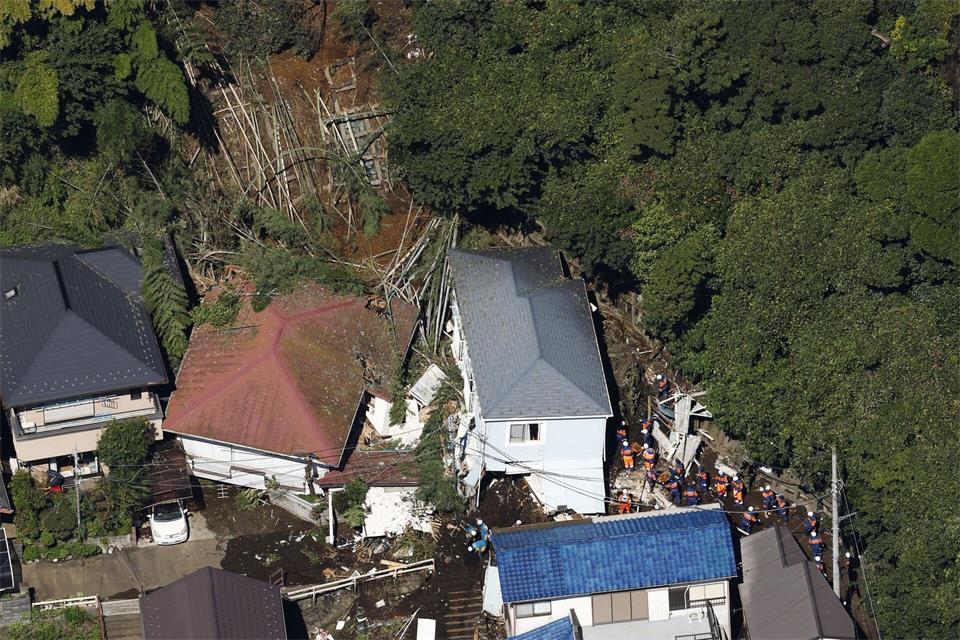 In Miura in der Präfektur Kanagawa im Osten Japans wurden Häuser teilweise von einer Schlammlawine verschüttet.-/kyodo/dpa