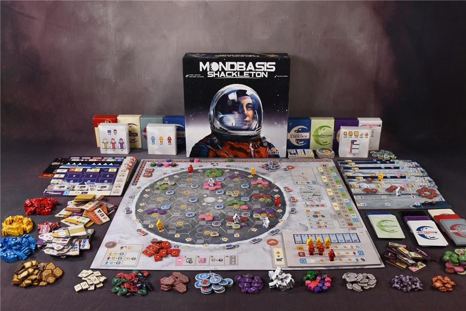 In „Mondbasis Shackleton“ leiten bis zu 4 Spielende eine Raumfahrtagentur, die am Südpol des Mondes Ressourcen abbauen, Gebäude errichten oder Projekte von Konzernen unterstützen soll.Giant Roc/Sorry We Are French/dpa-tmn