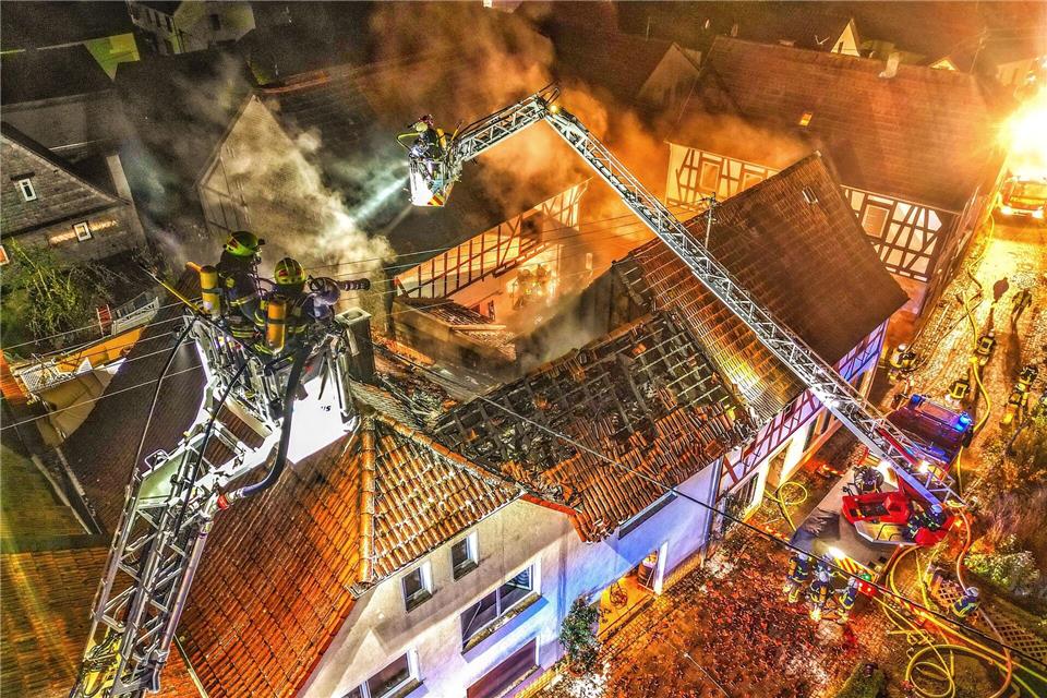 In Monzingen in Rheinland-Pfalz steht ein Mehrfamilienhaus in Flammen. Alle vier Bewohner des Hauses in Monzingen konnten sich eigenständig in Sicherheit bringen, erlitten aber Rauchgasvergiftungen.Sebastian Schmitt/dpa
