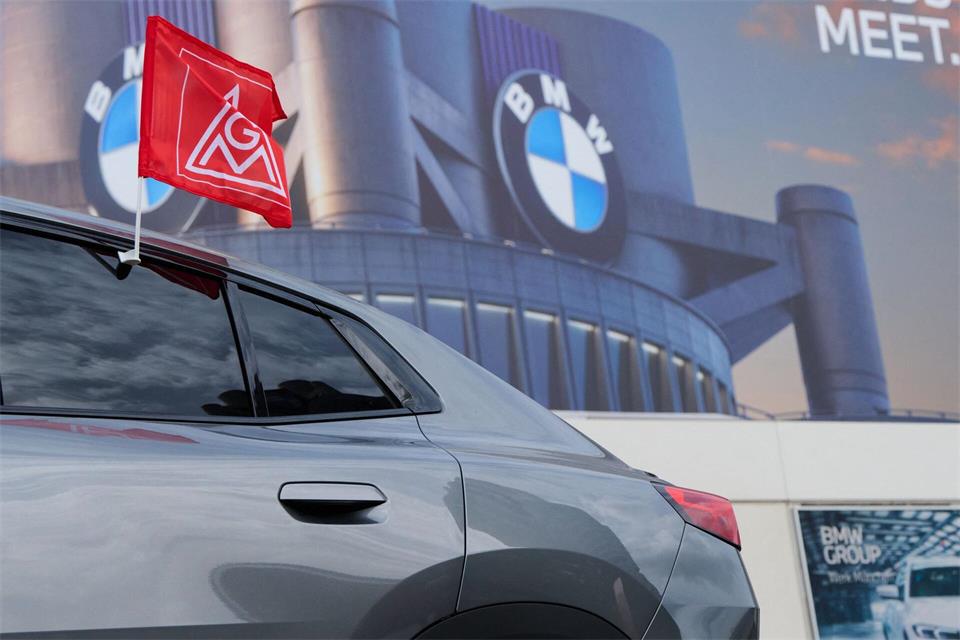 In München protestierte die IG Metall mit einem Autokorso um das BMW-Werk. Sven Hoppe/dpa