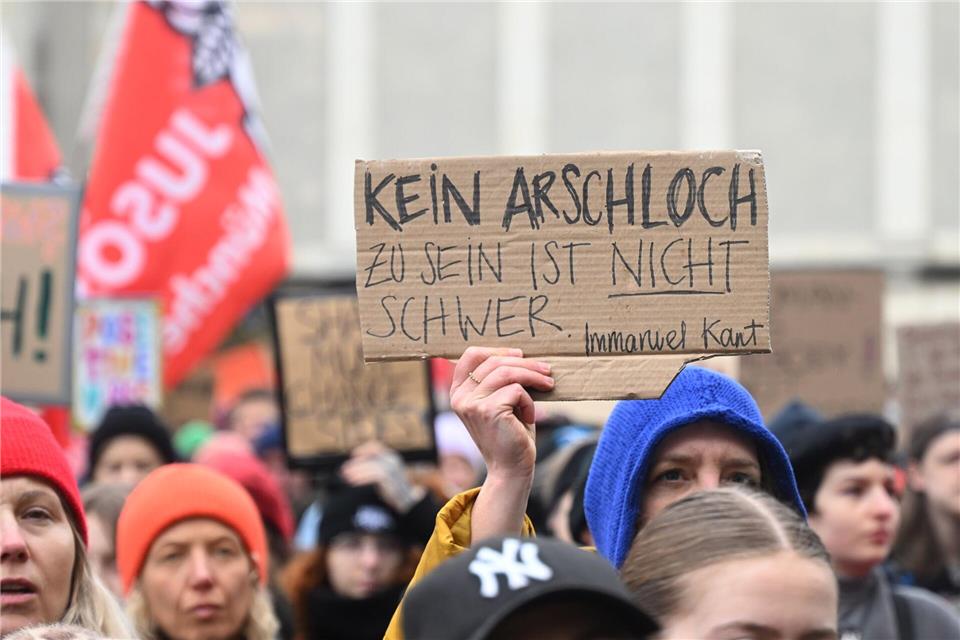 In München sind Tausende für Solidarität mit Betroffenen von digitaler, sexueller Gewalt auf die Straße gegangen.Felix Hörhager/dpa