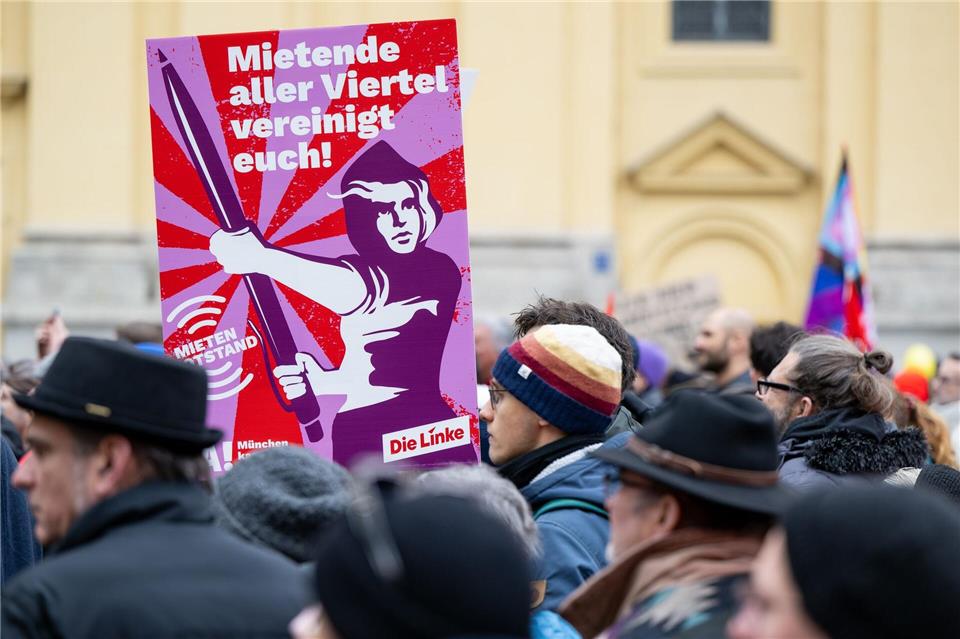 In München und anderen Großstädten formiert sich mittlerweile Widerstand gegen die stetig steigenden Mieten. Anders als Ifo-Präsident Fuest fordern die Demonstranten jedoch eine Verschärfung der Mietpreisbremse. (Archivbild)Lennart Preiss/dpa