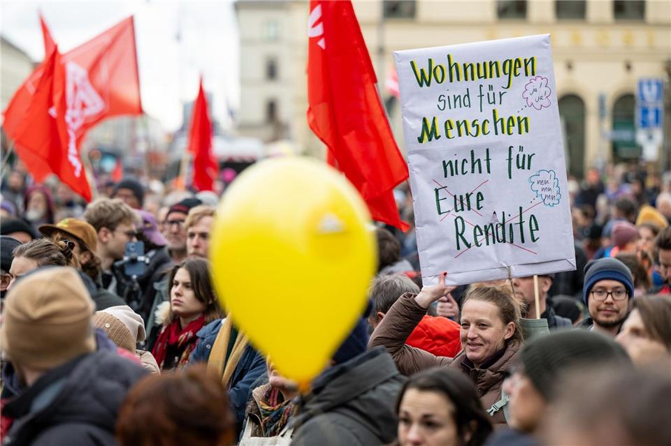 In München und anderen Großstädten formiert sich mittlerweile Widerstand gegen die unaufhaltsam steigenden Mieten. Eine Trendwende ist nach Einschätzung der sozial orientierten bayerischen Wohnungsunternehmen nicht in Sicht. (Symbolbild)Lennart Preiss/dpa