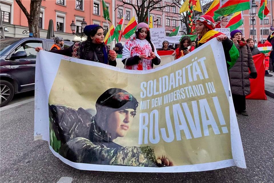 In München versammelten sich mehrere hundert Menschen zu einer Solidaritätskundgebung für die kurdische Selbstverwaltung in Nordsyrien.Carsten Hoefer/dpa