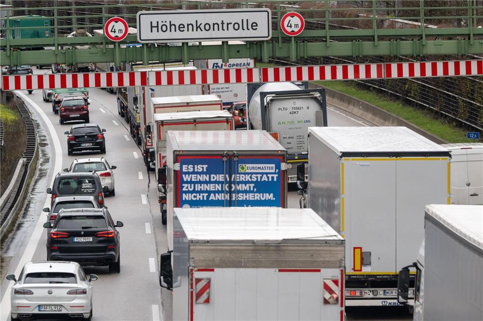 In München wurde in der Nacht drei Mal eine Höhenkontrolle ausgelöst. (Symbolbild)Peter Kneffel/dpa