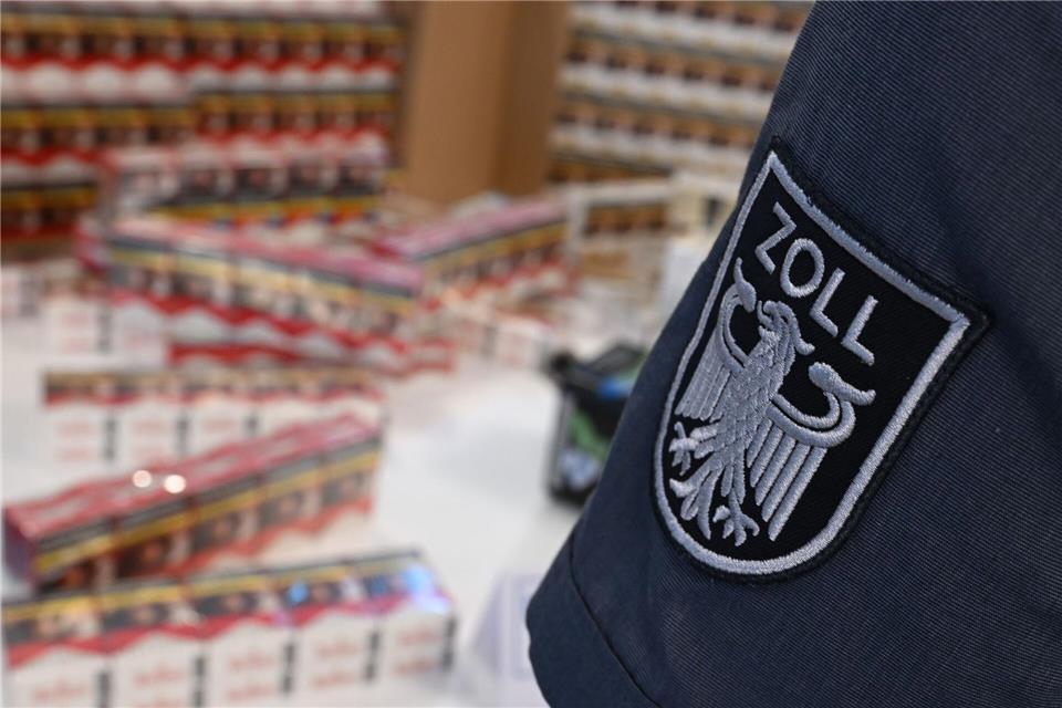 In Munster stellt der Zoll massenhaft unversteuerte Zigaretten sicher. Arne Dedert/dpa