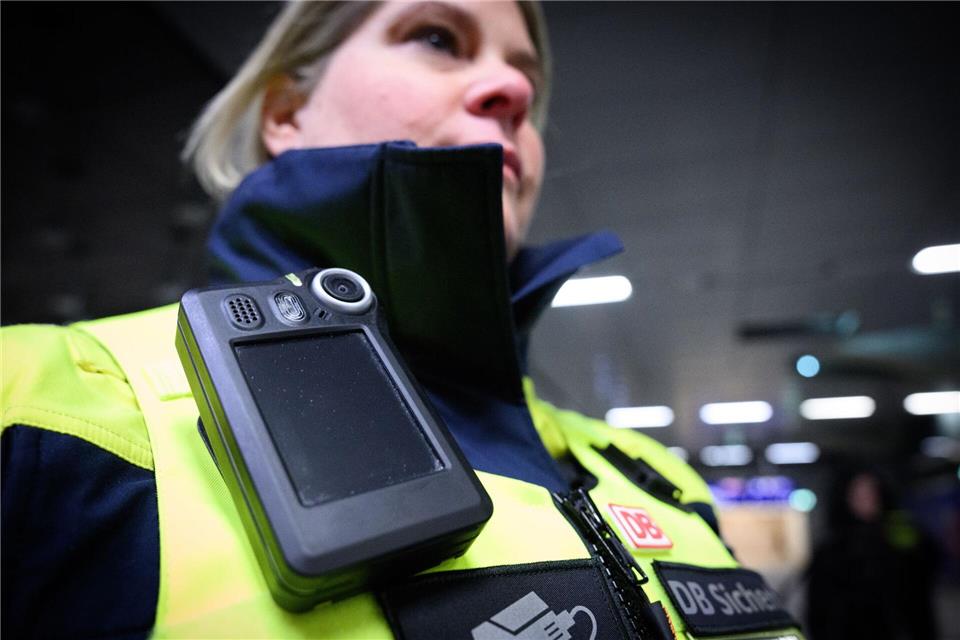 In NRW ist das Tragen von Bodycams bislang auf freiwilliger Basis. (Archivbild)Bernd von Jutrczenka/dpa