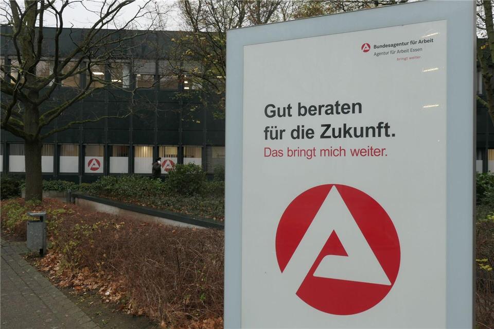 In NRW ist die Arbeitslosigkeit im Februar leicht zurückgegangen. (Archivbild)Helge Toben/dpa