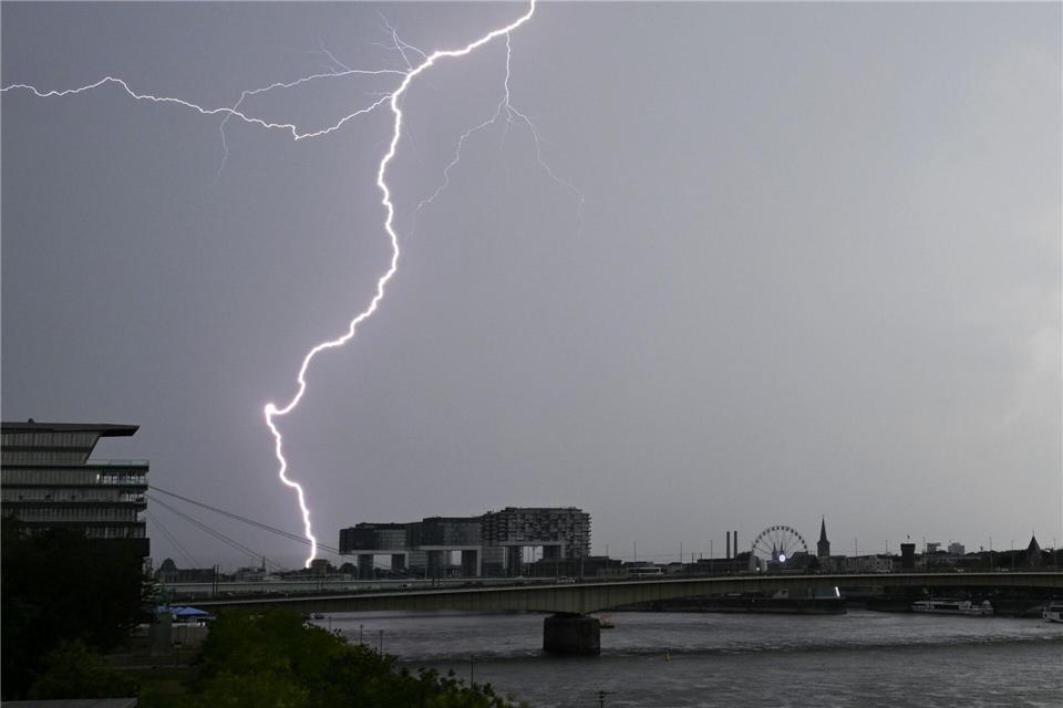 In NRW können Gewitter aufziehen. (Archivbild)Henning Kaiser/dpa