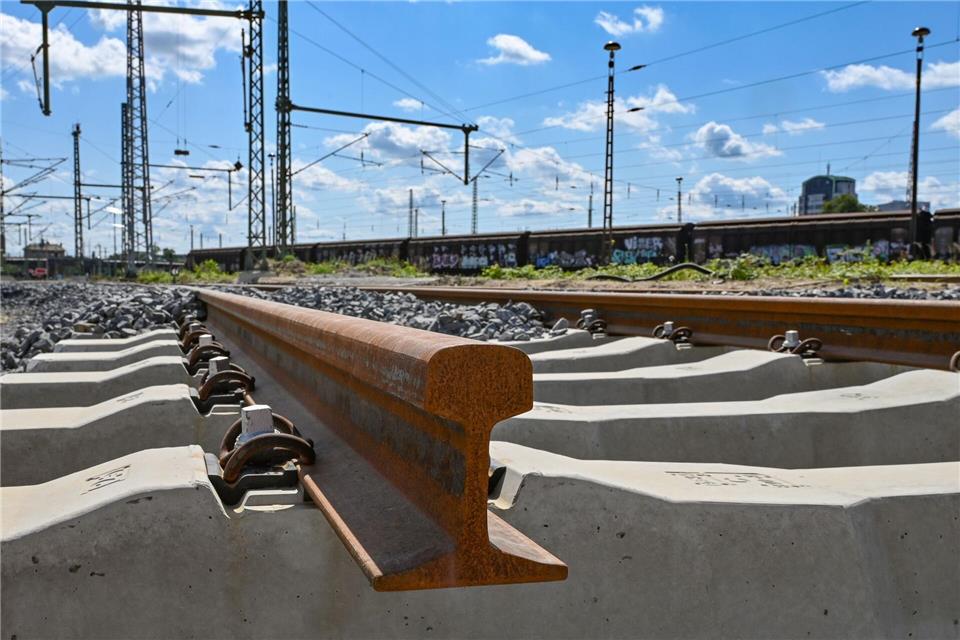 In NRW sollen einige Bahnstrecken leistungsfähiger werden. Damit sollen auch die Verspätungen reduziert werden. (Symbolbild) Patrick Pleul/dpa