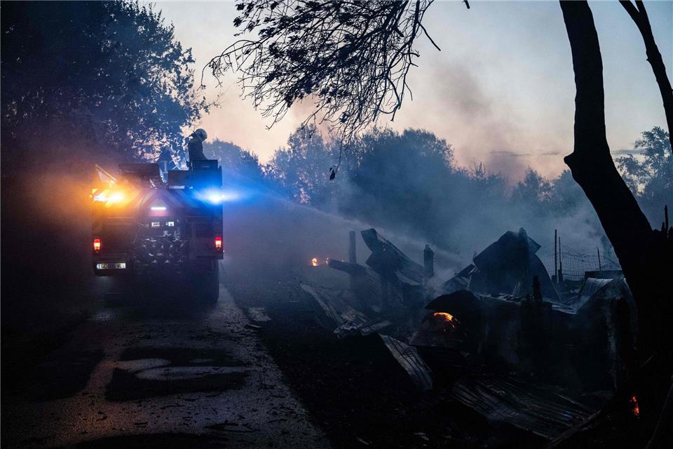 In Nantes kämpfte die Feuerwehr weiterhin gegen einen Brand in einem Waldgebiet, in dem sich eine Wohnwagensiedlung befindet.Sebastien Salom-Gomis/AFP/dpa