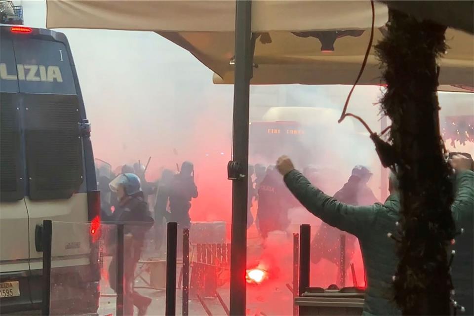 In Neapel kam es zu schweren Ausschreitungen von Anhängern von Eintracht Frankfurt und der örtlichen Polizei.