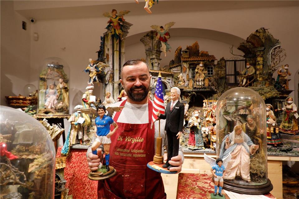 In Neapels Krippenläden finden sich neben Maria und Josef auch Figuren wie Ex-Präsident Biden und Maradonna. (Archivbild) Fabio Sasso/LaPresse via ZUMA Press/dpa