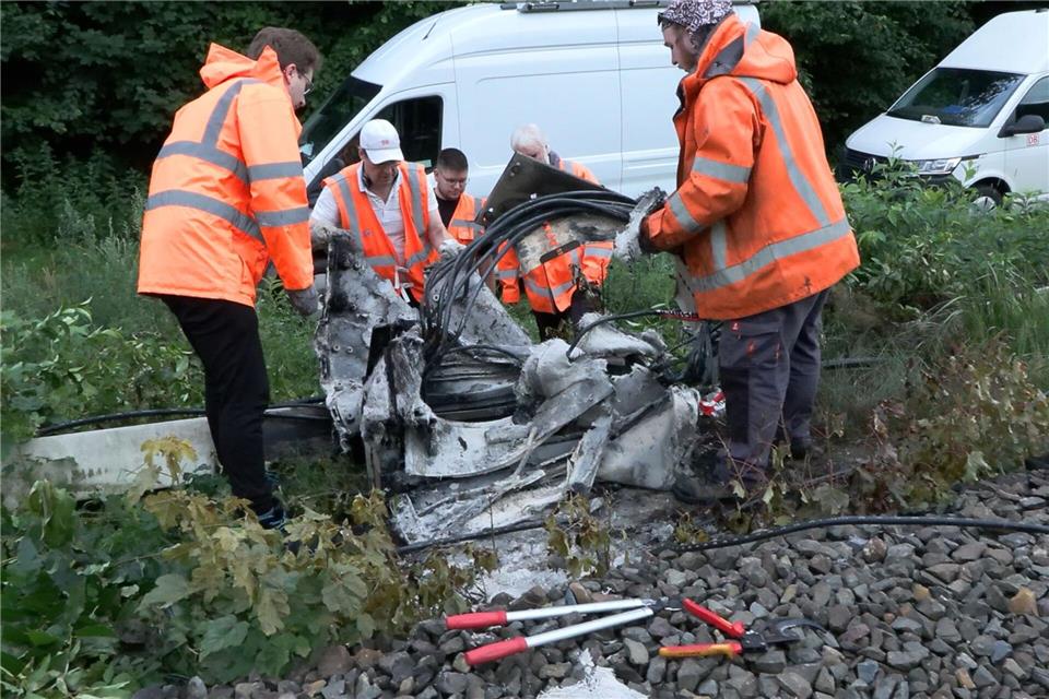 In Neu Wulmstorf brannte ein Verteilerkasten der Deutschen Bahn, die Polizei geht von Brandstiftung aus.Sebastian Peters/NEWS5/dpa