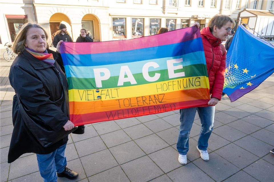 In Neubrandenburg demonstrierten Menschen wiederholt mit Regenbogenflaggen. Stefan Sauer/dpa