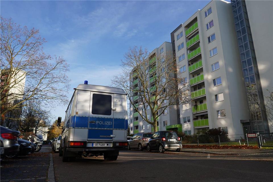 In Neukölln durchsuchten Polizisten am Morgen ein Objekt.Manuel Genolet/dpa