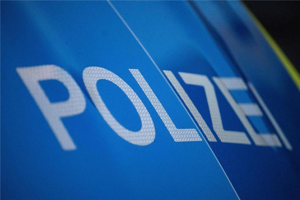 Autofahrer gerät beim Überholen auf Radweg - 66-Jährige tot In Neuss wird eine Radfahrerin von einem Auto erfasst und tödlich verletzt. (Symbolbild)Marijan Murat/dpa