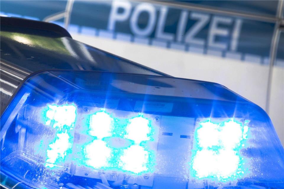 In Neustadt am Rübenberge durchsuchen Einsatzkräfte der Polizei mehrere Wohnungen - und finden Waffen, Munition, Drogen sowie Kisten mit mutmaßlichem Diebesgut. (Symbolbild)Friso Gentsch/dpa
