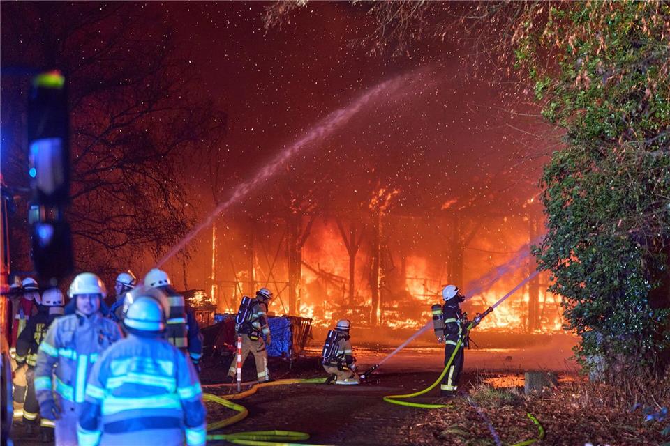 In Neuwied brannte eine Lagerhalle ab.Thomas Frey/dpa