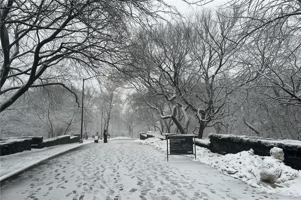 In New York legt der viele Schnee das öffentliche Leben lahm.Christina Horsten/dpa