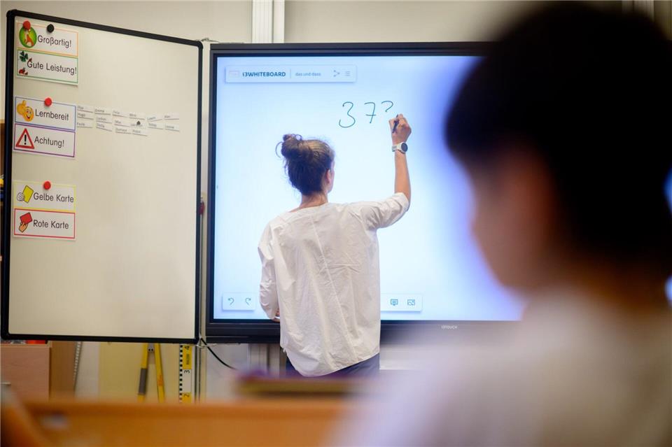In Niedersachsen arbeiten laut Kultusministerium derzeit so viele Lehrkräfte wie nie zuvor. (Symbolbild)Julian Stratenschulte/dpa