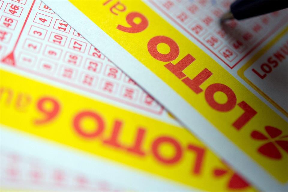 In Niedersachsen beschert die Lotto-Ziehung drei Teilnehmern Millionengewinne. (Archivbild)Inga Kjer/dpa