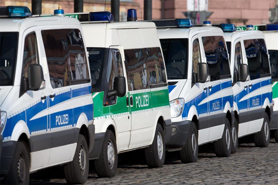 In Niedersachsen gibt es 4200 Fahrzeuge der Polizei. (Symbolbild)Friso Gentsch/dpa