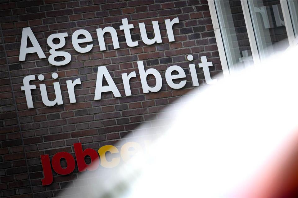 In Niedersachsen ist die Zahl der Arbeitslosen minimal gestiegen, die Arbeitslosenquote liegt unverändert bei 6,2 Prozent. (Symbolbild)Sina Schuldt/dpa