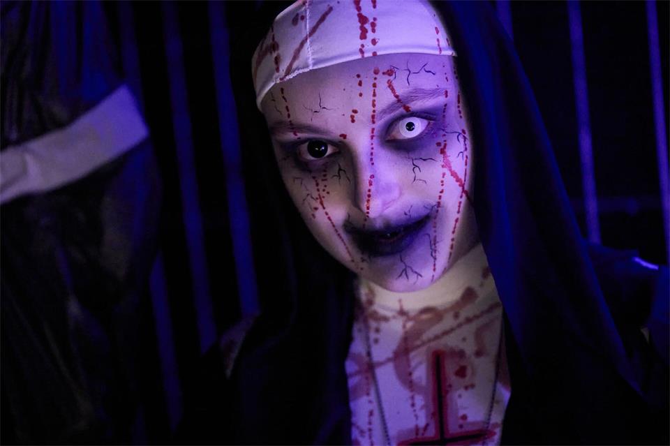 In Niedersachsen können sich Kinder und Erwachsene am Halloween-Wochenende gruseln.Sina Schuldt/dpa