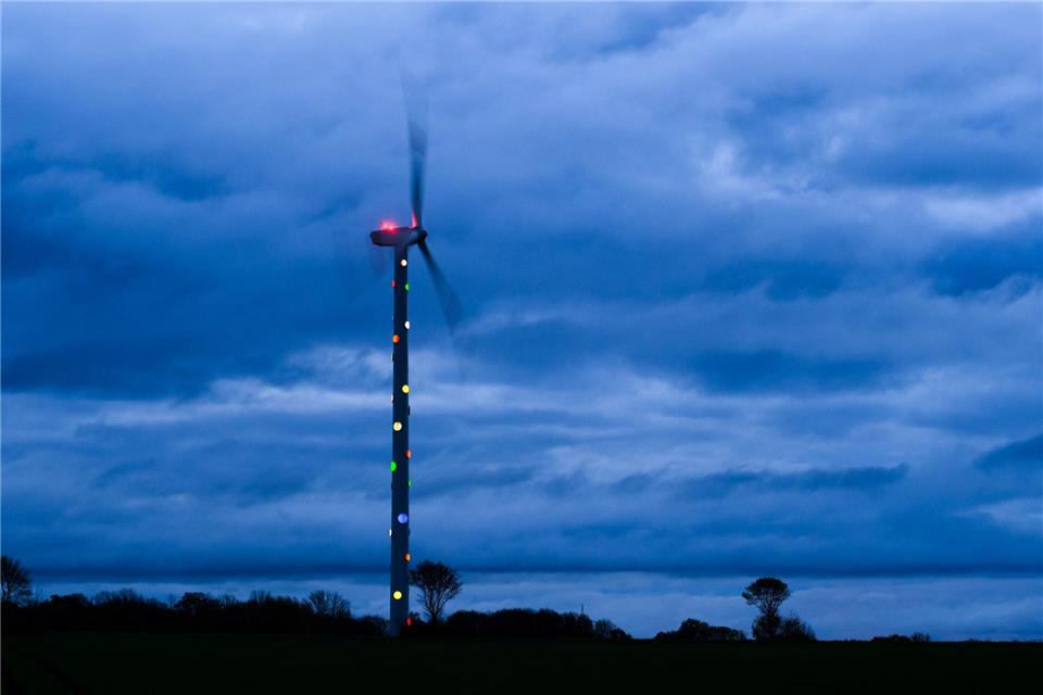 In Niedersachsen sind in diesem Jahr bislang 170 neue Windräder errichtet worden. (Archivbild)Julian Stratenschulte/dpa