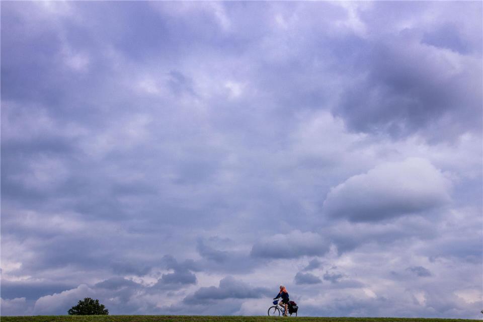 In Niedersachsen und Bremen bleibt es in den kommenden Tagen größtenteils bewölkt. (Symbolbild)Jens Büttner/dpa