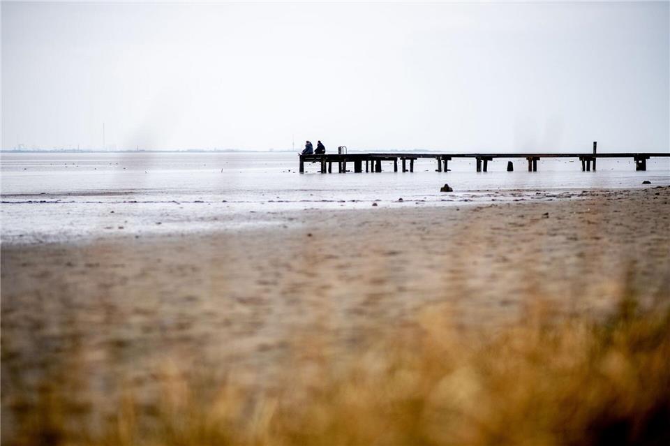 In Niedersachsen und Bremen bleibt es zum Wochenende bedeckt - dann soll es erneut winterlich werden. (Symbolbild)Hauke-Christian Dittrich/dpa