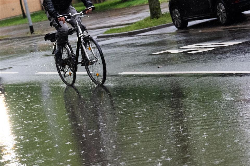 In Niedersachsen und Bremen kann es zu Starkregen und Gewitter kommen. (Symbolbild)Julian Stratenschulte/dpa