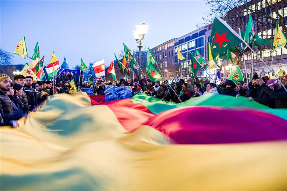 In Niedersachsen und Bremen versammelten sich zahlreiche Menschen zu pro-kurdischen Protesten. Moritz Frankenberg/dpa