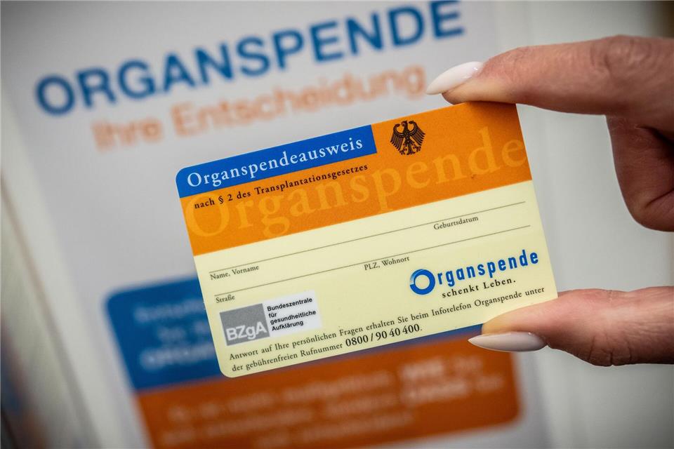 In Niedersachsen warten laut Techniker Krankenkasse 726 Menschen auf ein Spenderorgan. (Symbolbild)Michael Kappeler/dpa