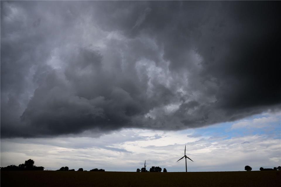 In Niedersachsen zieht in den kommenden Tagen vielerorts Gewitter auf. (Symbolbild)Julian Stratenschulte/dpa