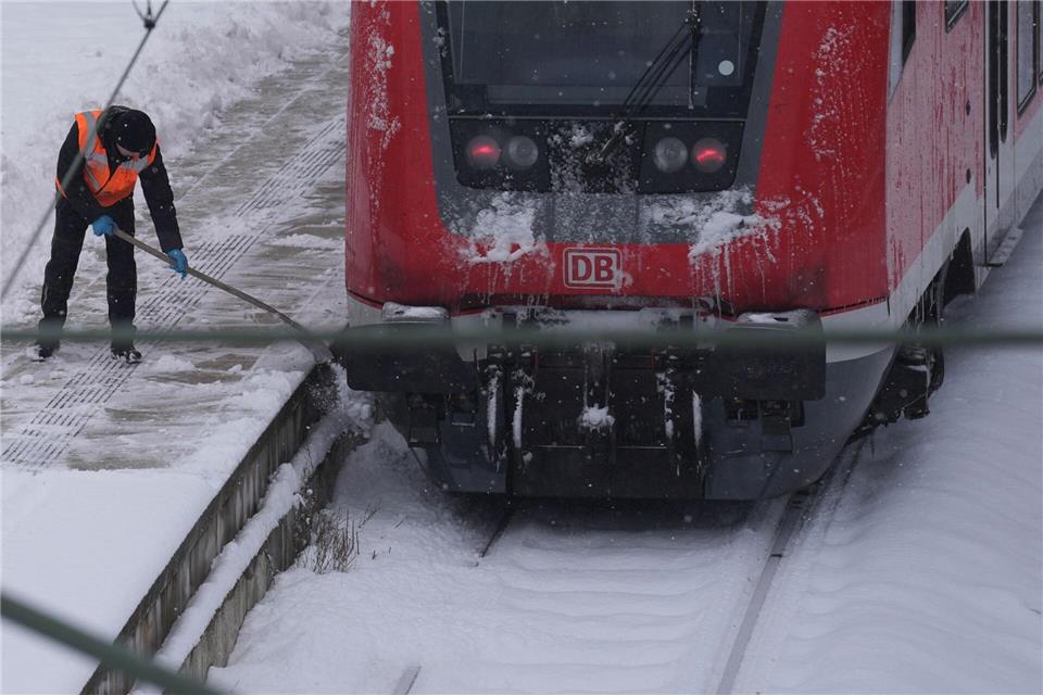 In Norden fahren weiterhin Züge. Die Bahn rät aber, auf unnötige Fahrten zu verzichten.  Marcus Brandt/dpa