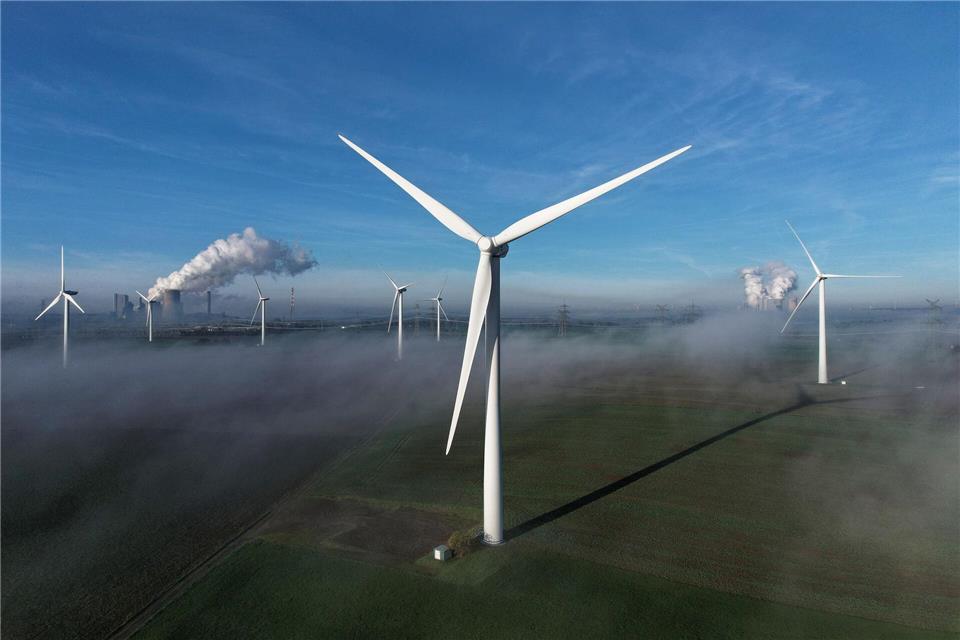 In Nordrhein-Westfalen gingen im vergangenen Jahr 259 neue Windräder in Betrieb. Deren gesamte Stromerzeugungskapazität übersteigt die Leistung eines Steinkohlekraftwerks. (Symbolbild)Henning Kaiser/dpa