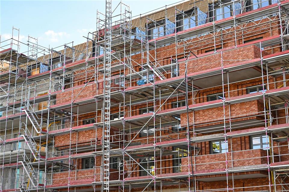 In Nordrhein-Westfalen müssten viel mehr neue Wohnungen gebaut werden. Doch Baukosten und Zinsen sind oft so stark gestiegen, dass neue Projekte nur noch schwer zu finanzieren sind. (Symbolbild)Patrick Pleul/dpa