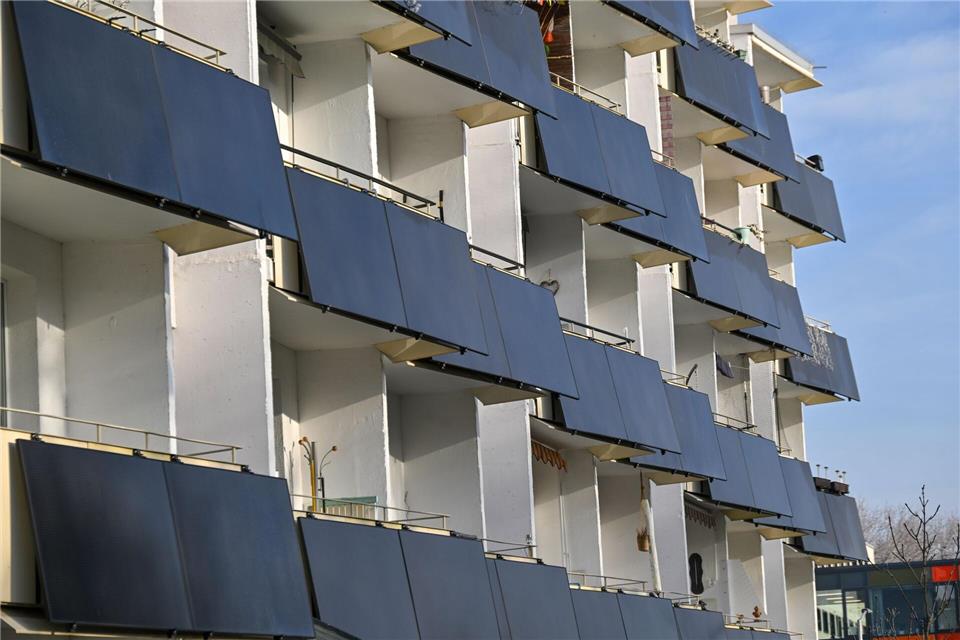 In Nordrhein-Westfalen sind 2025 erneut mehr als 80.000 „Balkonkraftwerke“ registriert worden. (Archivbild)Martin Schutt/dpa
