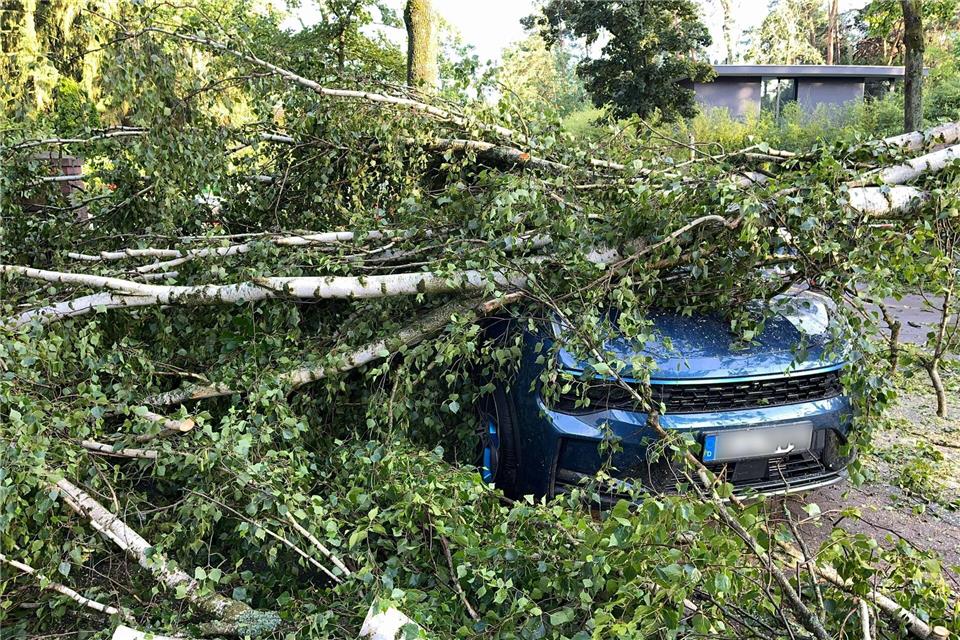 In Nordrhein-Westfalen sind 2025 mehr Fahrzeuge durch Unwetter beschädigt worden als im Vorjahr. (Archivbild)Jens Dudziak/dpa