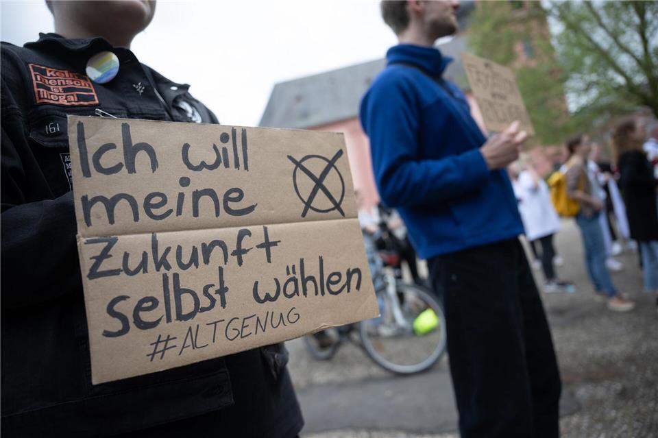 In Nordrhein-Westfalen sollen Jugendliche bei der Landtagswahl 2027 mit 16 Jahren wählen können. (Symbolbild)Sebastian Gollnow/dpa