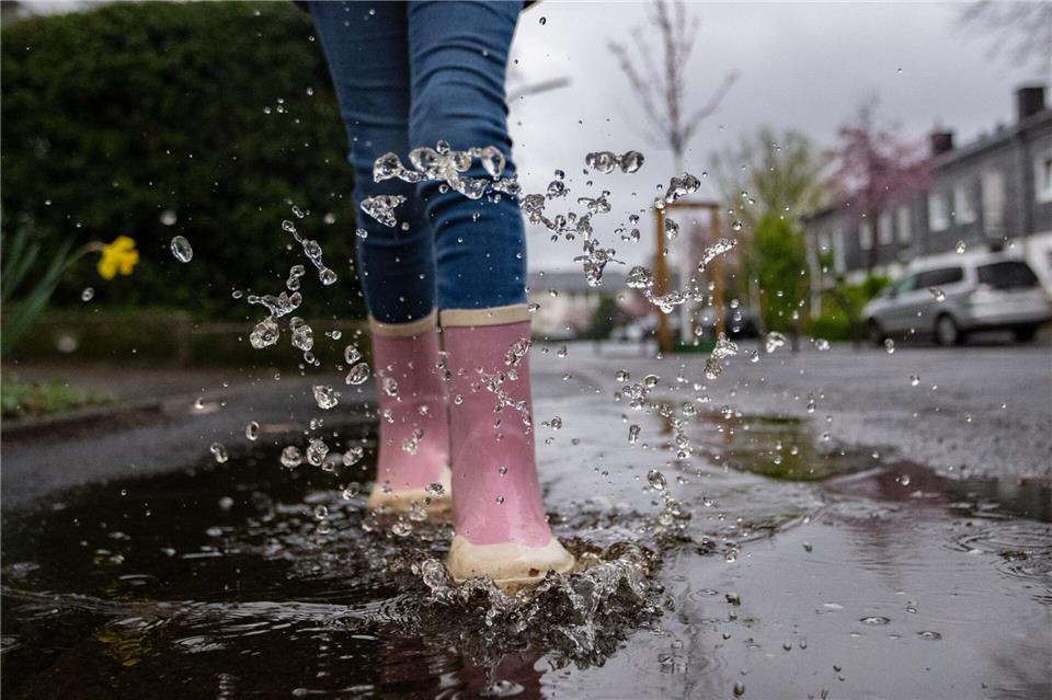 In Nordrhein-Westfalen wird es am Samstag nass. (Symbolbild)Benjamin Westhoff/dpa