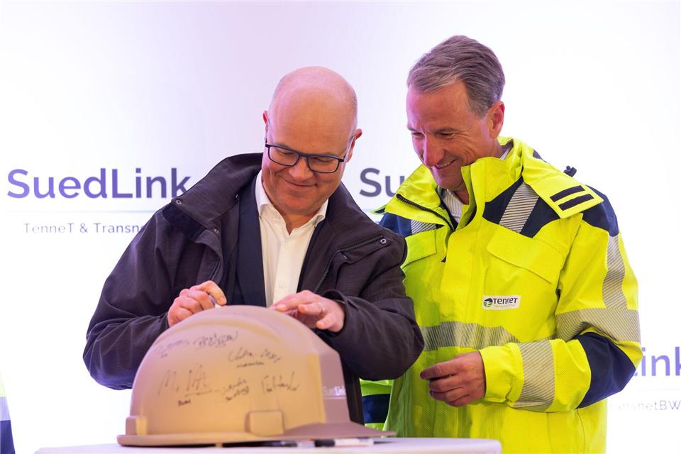 In Nortorf wurde der Grundstein für den Stromkonverter Wilster gelegt - Tobias Goldschmidt und Thorsten Dietz unterschrieben auf einem symbolischen Bauhelm.Ulrich Perrey/dpa