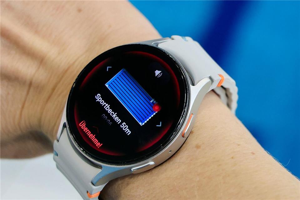 In Notfällen wird ein Alarm auf die Smartwatch geschickt.Frank Molter/dpa