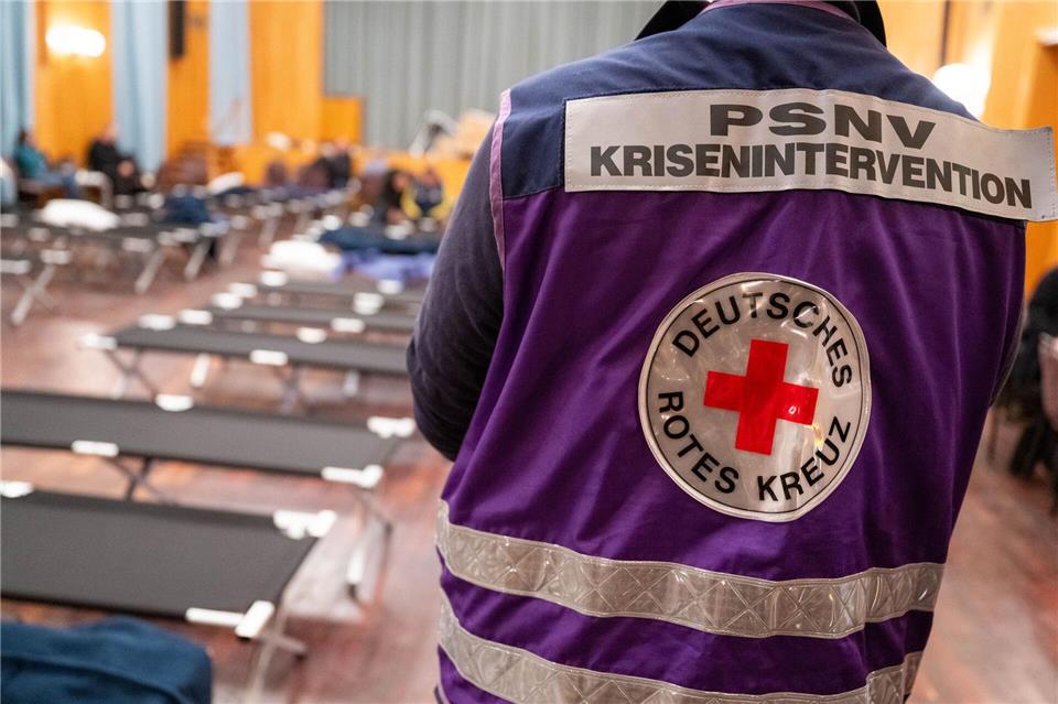 In Notunterkünften können sich Menschen aufwärmen oder übernachten.Christophe Gateau/dpa