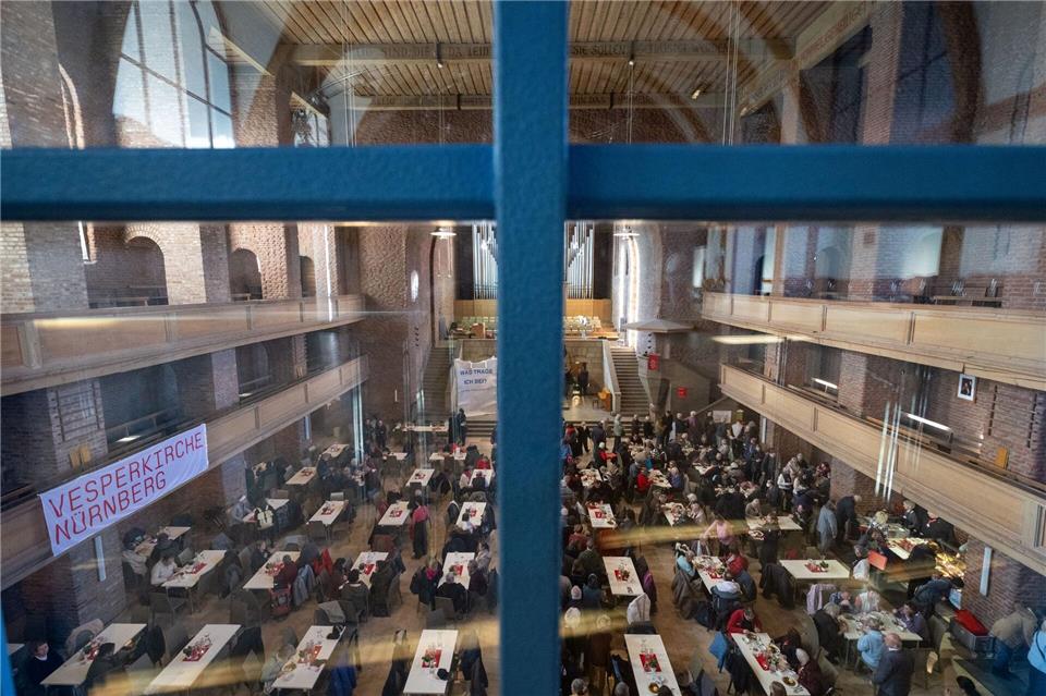 In Nürnberg gibt es wieder die Vesperkirche, die in den kältesten Monaten des Jahres einen wärmenden Ort bieten will.Pia Bayer/dpa