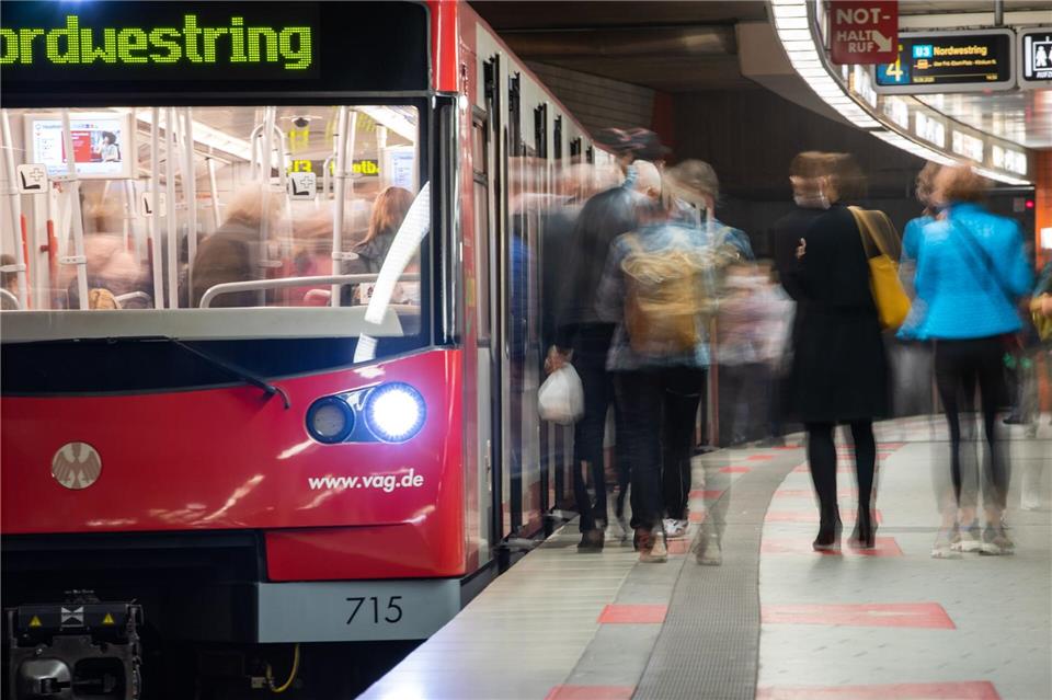 In Nürnberg ist das öffentliche WLAN in U-Bahnen und Bussen laut den Verkehrsbetrieben vor allem für junge Menschen attraktiv. (Archivbild)Daniel Karmann/dpa