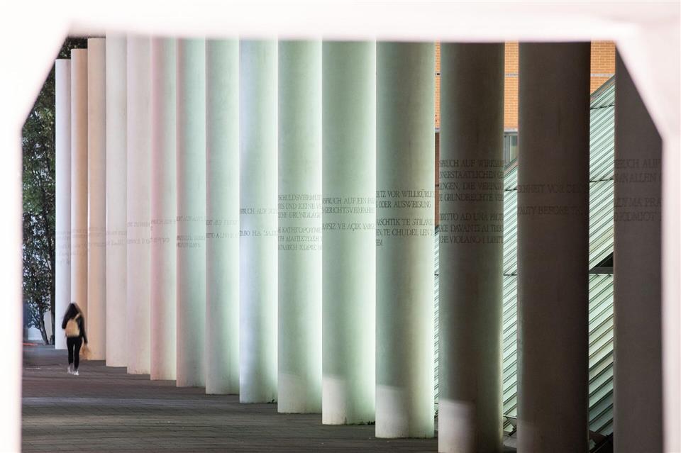 In Nürnberg veranstalteten die Nationalsozialisten einst ihre Reichsparteitage. Heute setzt sich die Stadt für Demokratie, Meinungsfreiheit und die Menschenwürde ein. (Archivbild)Daniel Karmann/dpa