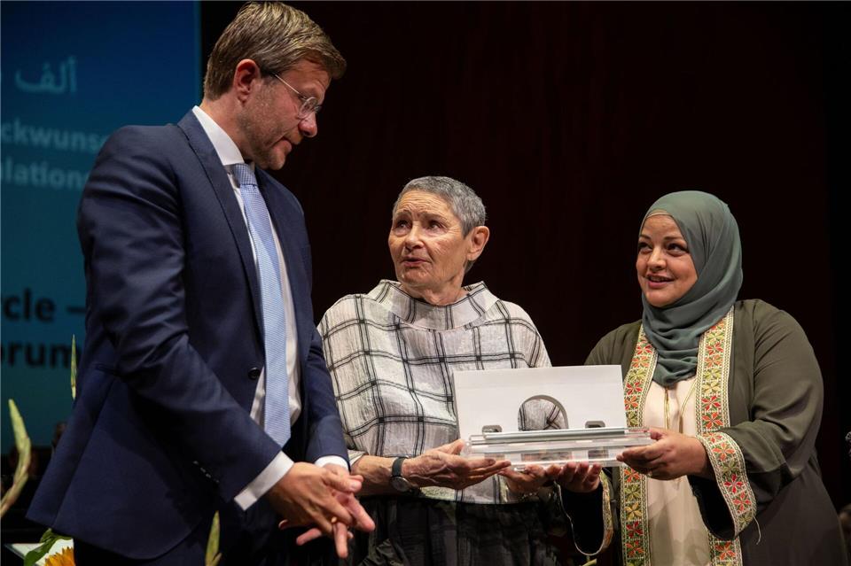 Menschenrechtspreis für Nahost-Versöhnungsinitiative In Nürnberg wurde der Menschenrechtspreis der Stadt verliehen.Pia Bayer/dpa